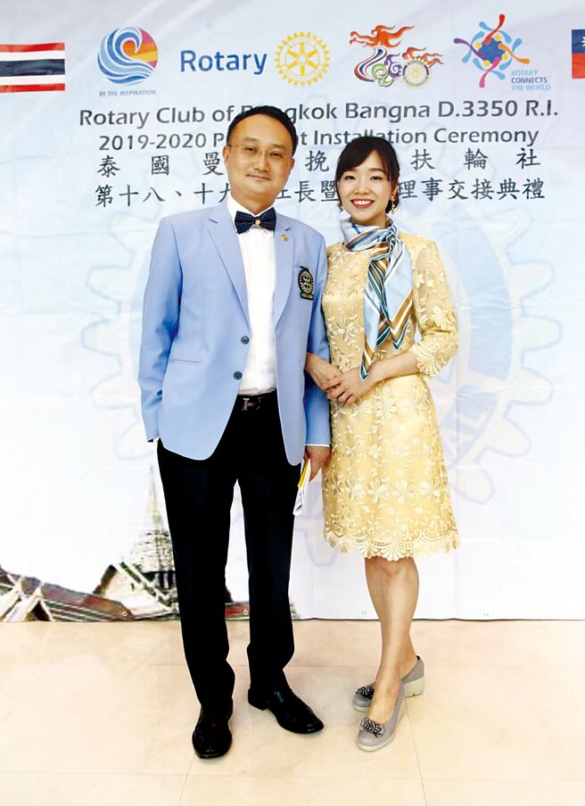康孆今（右）與先生蘇怡仁（左）分別榮獲華人創業家最高榮譽的「2020創業楷模」與「相扶獎」。圖／環泰企業提供