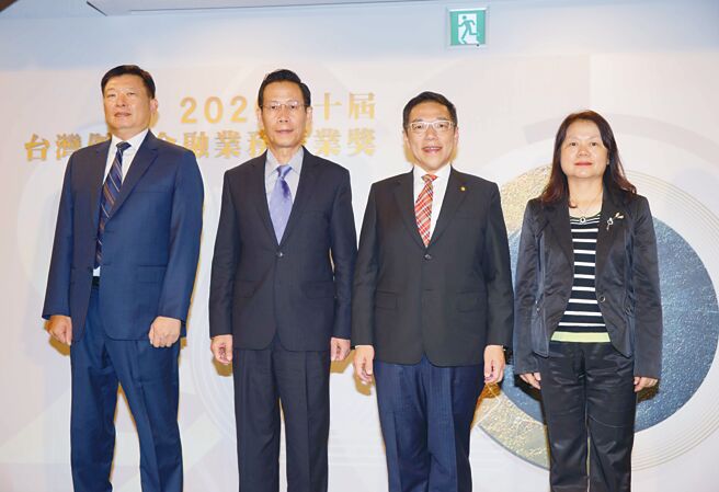 菁业奖主协办领导现身，图右起为信托公会秘书长吕蕙容、台湾金融研训院院长黄崇哲、金融联合徵信中心总经理张国铭、票券公会秘书长许双全。图／金融研训院提供
