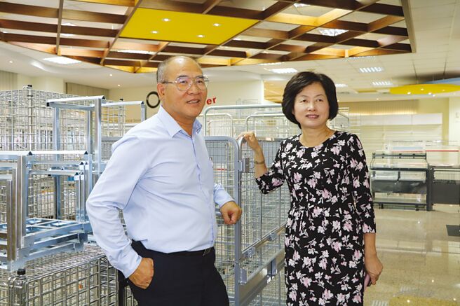 益张实业董事长陈新约（左）、副董事长黄秀英夫妇，齐力深耕日本、美国及欧盟等大型客户商用置物设备订单。图／刘朱松