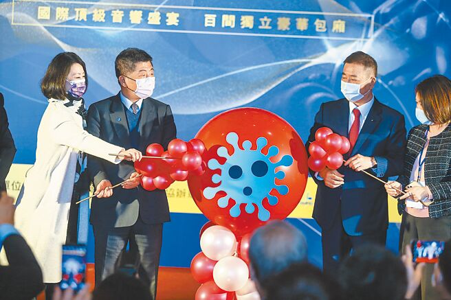 俄罗斯舞团员订在台演出，因8名团员染疫取消，指挥中心遭质疑对菲律宾、印尼祭出检疫期满前採检的防疫措施，面对艺文团体标准却完全不同，图为卫福部长陈时中（左二）17日出席2020台北音响艺术大展。（邓博仁摄）