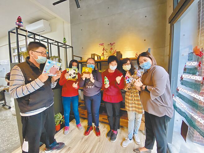 台中市府社会局扩大「小作所」家数，在海线地区设立「沙鹿开路小作所」，提供身心障碍者学习自立的园地。（卢金足摄）