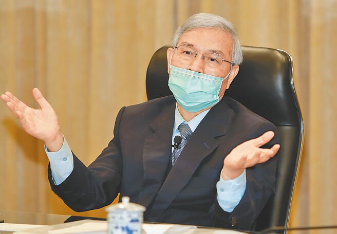 新台币兑美元匯率升破了28，中央银行眼看买匯阻升台币失灵，中央银行总裁杨金龙呼吁「稳定匯市大家一起来」。（季志翔摄）