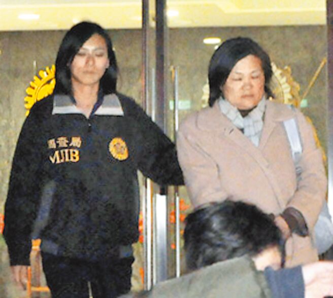 黃圓映吸金198億，當時檢警調查扣約4億的鈔票山和黃金等財物，場景令人咋舌。（陳慶居翻攝）