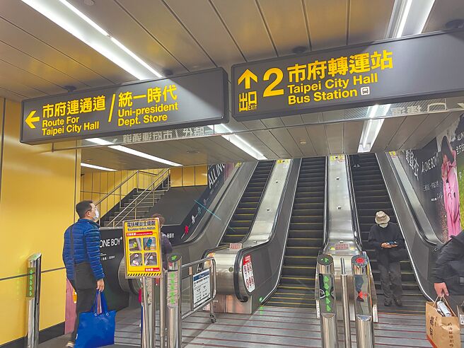 北市跨年提供3条路线的接驳车，台北捷运也自31日上午6点起连续42小时营运不收班，但全程都须戴口罩。（吴康玮摄）