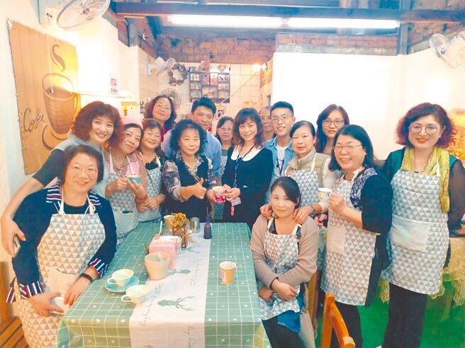 莺歌北莺里一处70年土角厝经社区发展协会整修后，变身为社区关怀据点，供长者在此学习泡咖啡、艺术创作。（莺歌区公所提供／蔡雯如新北传真）