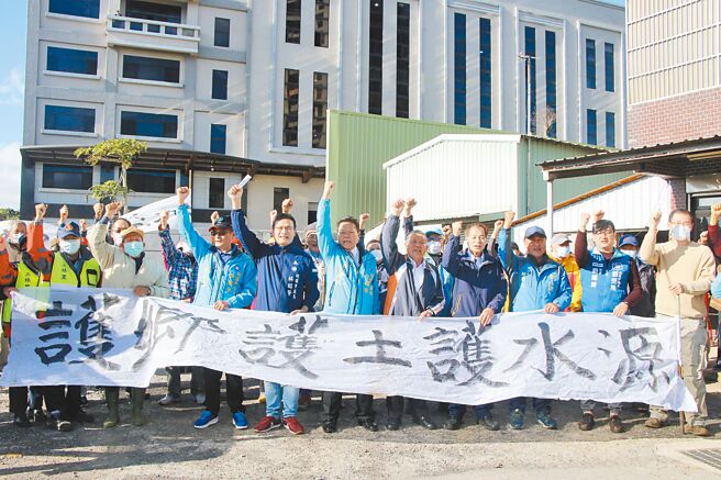 位于桃园市龙潭区的泳升机械厂房，昨遭地方居民拉布条抗议，质疑业者未取得工厂证明就从事生产，机具运转带来的噪音、空气污染已影响居民生活。（黄婉婷摄）