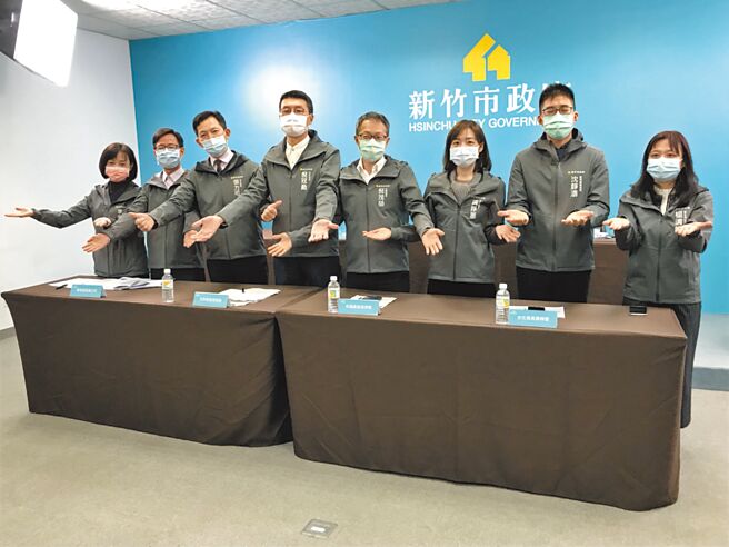 新竹市政府8个局处长昨天联合公布「2021台湾灯会居民生活指引办法」，说明灯会期间管制区内的「移动办法」。（陈育贤摄）