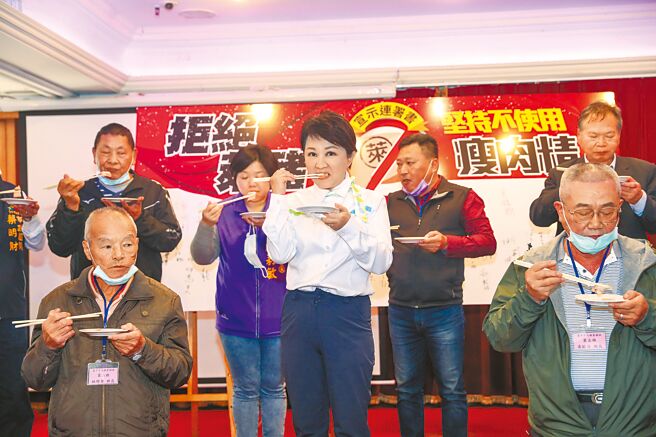 台中市長盧秀燕（前排中）出席「養豬振興宣誓連署拒萊豬」座談會，當場品嘗國產豬，展現力挺豬農決心。（陳淑娥攝）