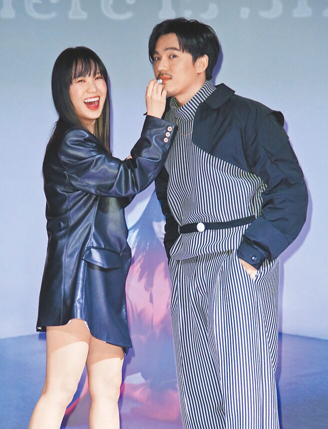 孙盛希的好友HUSH（右）昨到场送礼、站台。（陈俊吉摄）