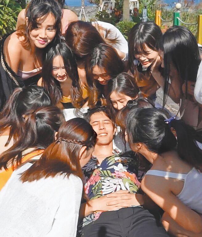 胡宇威剧中被比基尼辣妹包围狂亲，艳福不浅。（东森电视提供）