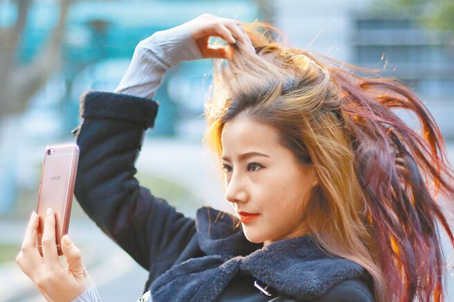 大陸民眾喜愛曬生活，間接使凡爾賽文學爆紅。（中新社資料照片）