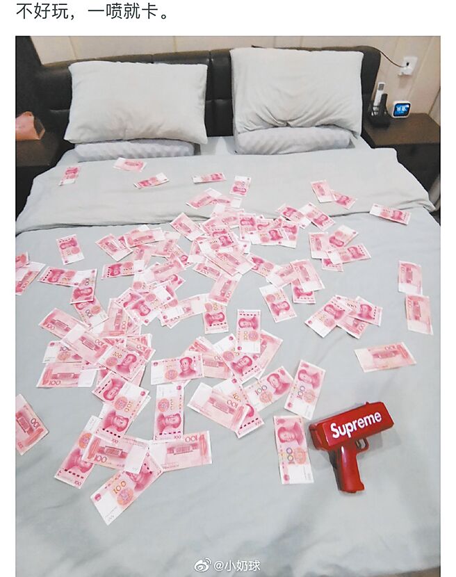 大陸網友說噴鈔槍難用，卻在間接曬多張人民幣紙鈔。（取自微博@小奶球）