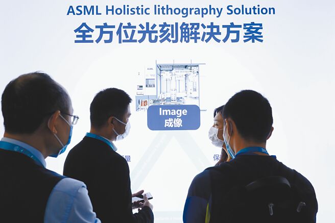 荷蘭光刻機巨頭艾司摩爾（ASML）在11月初的中國進博會展示光刻解決方案。（中新社資料照片）