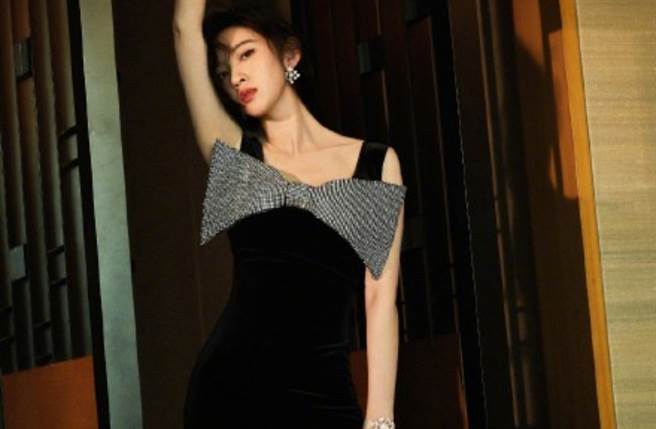 唐艺昕穿上梦幻的钻石蝴蝶结裙拍写真，展现产后火速恢復的纤瘦体态。（图／摘自微博@唐艺昕）