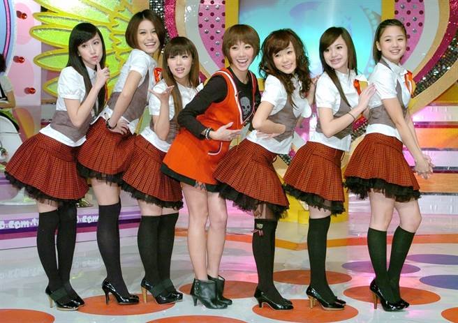 鬼鬼（右1）被猜可能曾与敖犬交往，她郑重否认。（图／中时资料照片）