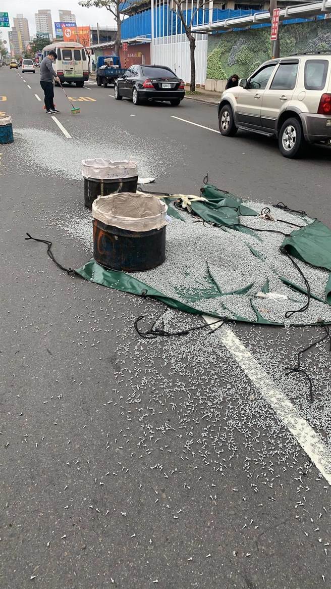 螺丝钉洒满地。（翻摄照片／蔡依珍桃园传真）