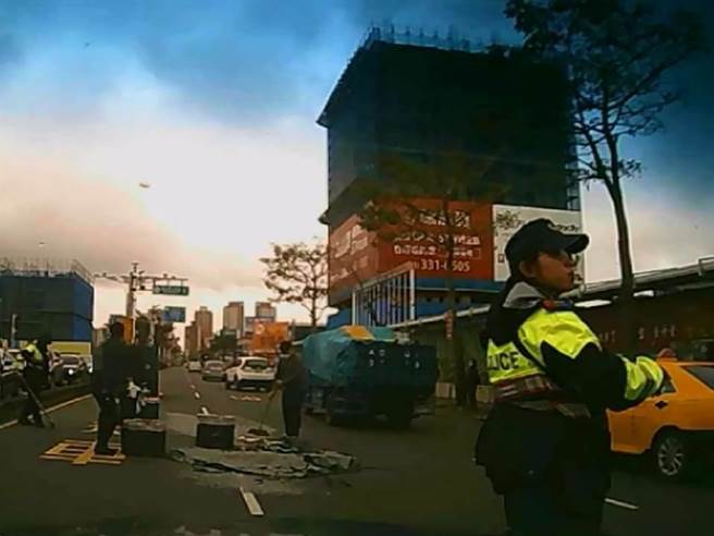 帮忙疏导交通。（翻摄照片／蔡依珍桃园传真）