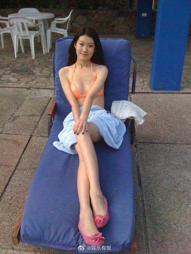 网上挖出冯清比基尼照片。（图／翻摄自娱乐有饭微博）