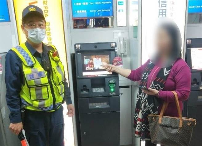 台中市一名洪姓妇人，在银行提款机提款，疑因机器故障并未吐钞，不知道该怎么办，马上向一旁处理交通事故的员警求助。（民眾提供／卢金足台中传真）