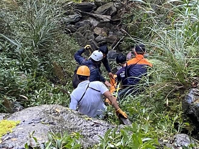 消防局六大队桃源分队上山救援。（翻摄照片／林瑞益高雄传真）
