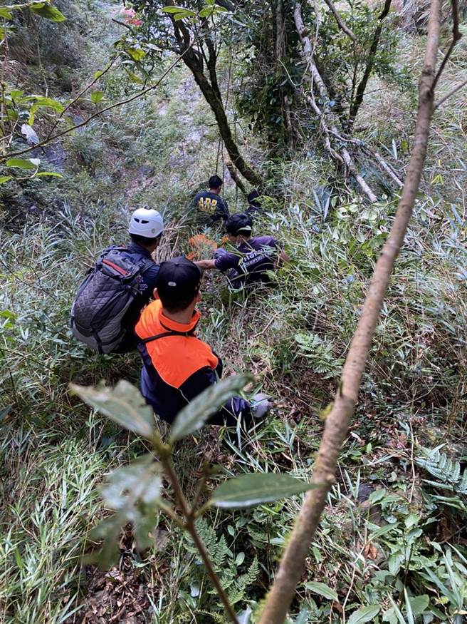 林姓妇人与家人到南横公路出游，在距离距离天池1.5公里处，林妇于没有护栏路段踩空，摔落山谷。救难人员上山救援。（翻摄照片／林瑞益高雄传真）