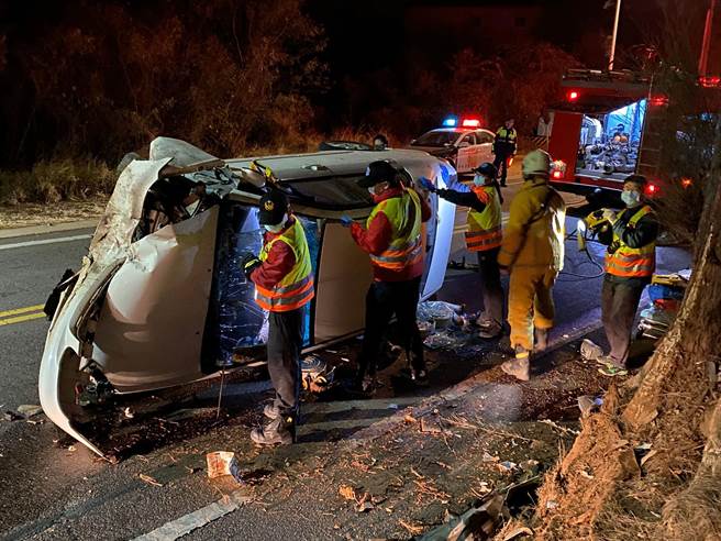 金门环岛北路原金西师部大门口附近今（19）日清晨发生自小客车侧翻意外。（金门县消防局提供）