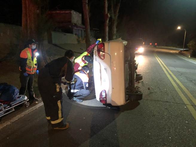车祸现场是一处弯道，过往车辆稍有不慎或车速过快，极易肇生意外事故。（金门县消防局提供）