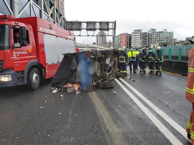 钟姓男子今（19日）上午7时许，驾驶小货车行经新北市板桥区台64快速道路20.6公里、往中和方向，钟男疑因自撞护栏，导致车辆失控「侧翻」到对向车道。（翻摄）