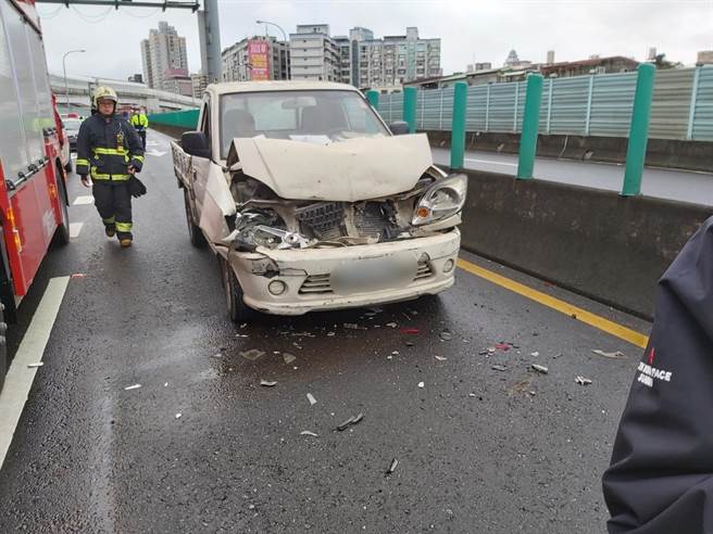 连带造成对向3辆汽车闪避不及追撞。（翻摄）