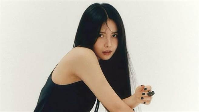 颂乐在2020 KBS 歌谣盛典的红毯上，以火辣的造型现身吸引目光。（图／IG@solarkeem）