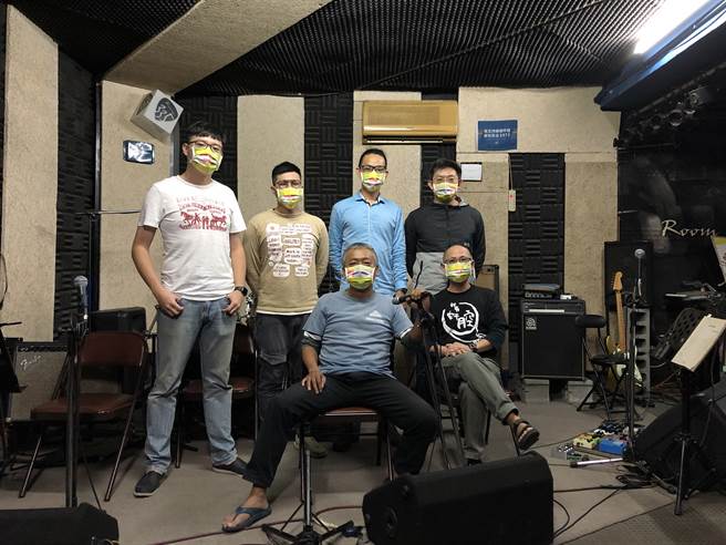 謝銘祐領軍的麵包車樂團戴高雄一百口罩提醒樂迷戴口罩參加跨百光年。(圖/高雄市政府提供)