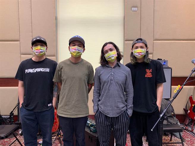 滅火器戴高雄一百口罩提醒樂迷戴口罩參加跨百光年。(圖/高雄市政府提供)