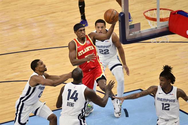 隆多(中)季外加盟老鹰队，在热身赛切入投篮得分。（美联社资料照）