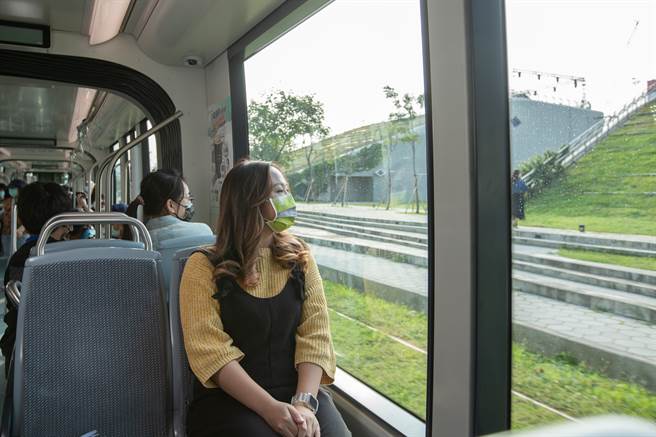 2021高雄跨百光年追星必備！高市呼籲戴口罩入。(圖/高雄市政府提供)