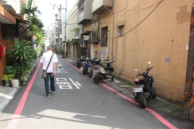 花蓮縣新城鄉一位沈姓男子16日取車時，發現擋風玻璃多夾了一張「紅線違停」的罰單，而停車處更一夜之間畫上紅線，讓他超級傻眼。此為示意圖，非本新聞路段。（中時資料照／葉書宏攝）