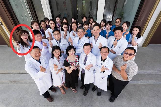 李女（红圈处）外表保养得宜，堪称美魔女，却利用话术敲诈。（柯宗纬翻摄）