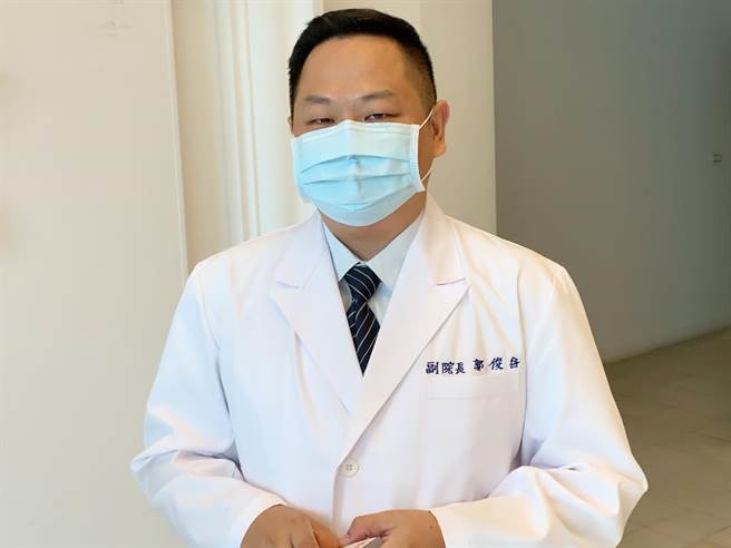 该院副院长郭俊谷出面控诉李女恶质诈骗行为。（柯宗纬摄）