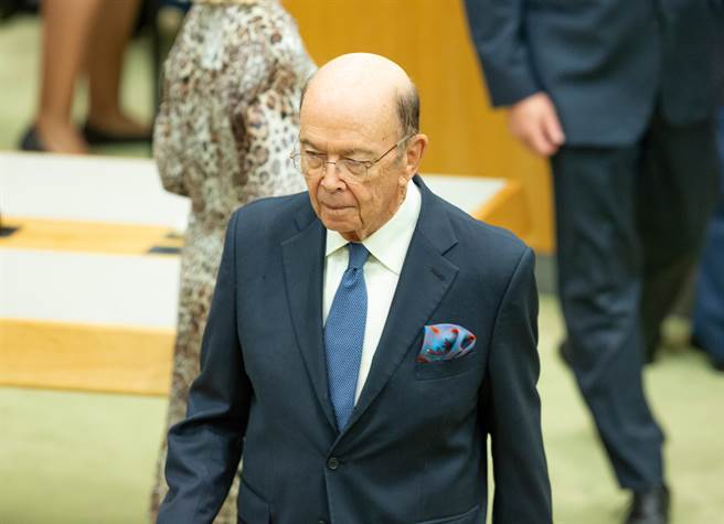 美国商务部长罗斯（Wilbur Ross）今天批评中国以「无所不在的监视，打压新疆和其他地方的人民」。(图/shutterstock)