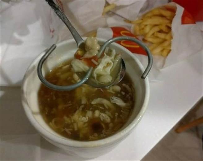 一名高雄网友12月初带妻子入住左营一间月子中心10天，花费约5万，不料该中心接连出包，第一天的汤品里出现大型S型挂勾。（图／翻摄自爆料公社）