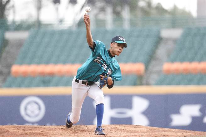 花莲县陈子昕身高186公分，在投手丘上有压制性。（大会提供）