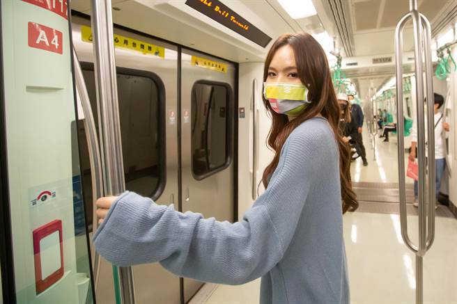 秋冬防疫，高雄跨百光年呼籲戴口罩入場。（高巿府提供／曹明正高雄傳真）