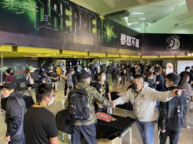 才走进彰化体育馆，就可看到满满的人潮与活动关卡。(黄及人摄)