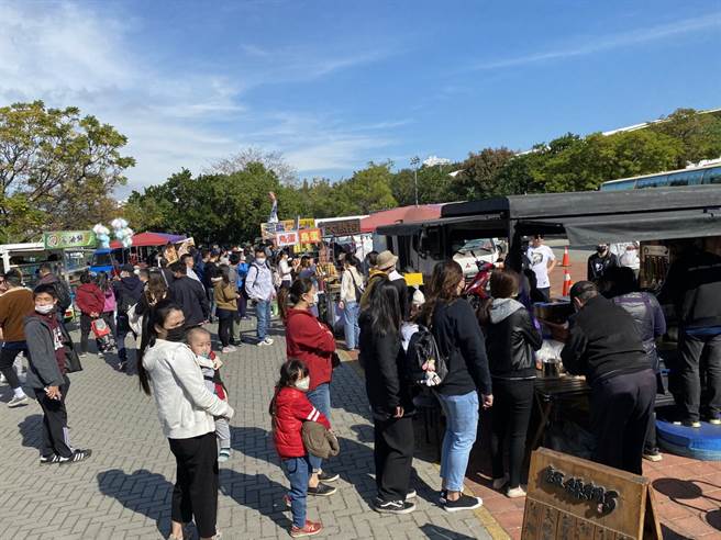 户外一整排的餐饮区，也可提供球迷各式各样的餐饮选择。(黄及人摄)