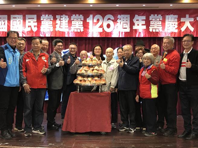 国民党金门县党部今（19）日举办建党126周年党庆，党员同志互勉学习与传承前辈的精神。（李金生摄）