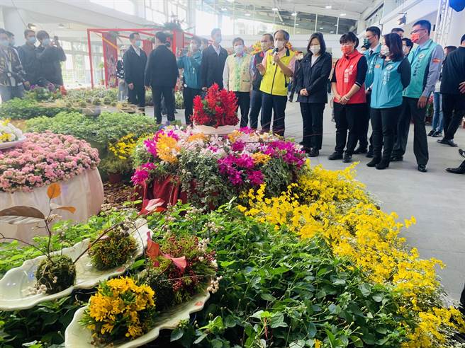 埔里镇长廖志城，向蔡英文总统说明花醮理念。（廖志晃摄）