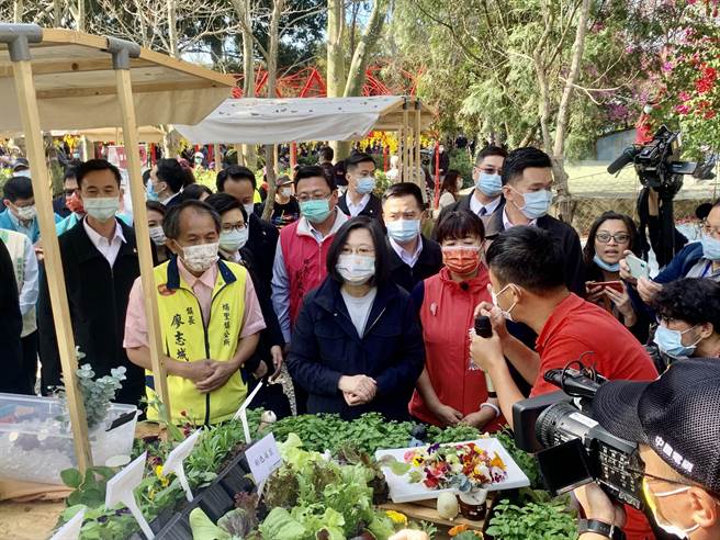蔡英文总统，19日在埔里镇参观青农市集。（廖志晃摄）