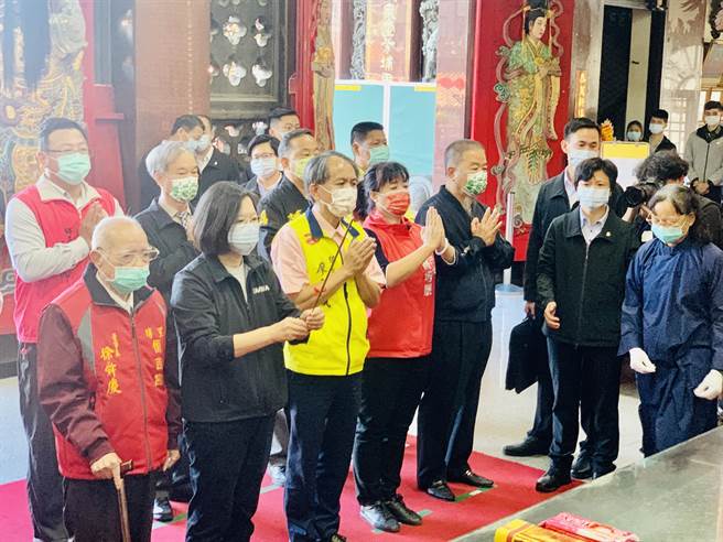 蔡英文总统，到埔里镇恒吉宫参拜。（廖志晃摄）