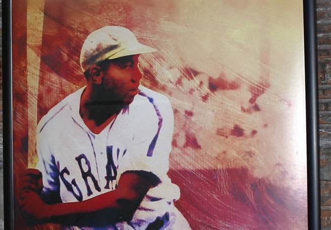 吉布森的海报，他被公认是黑人大联盟史上最强的打者。（美联社资料照）