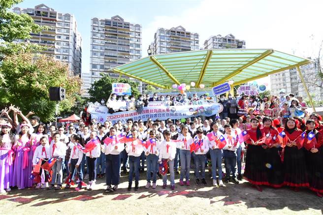 彰化县政府19日上午，在员林公园广场举办《我在彰化玩世界 Wow cool !2020英语课程与国际教育嘉年华暨社团法人对外关系协会签署合作意向书活动》，县府规划12个闯关活动，现场大小朋友齐聚一堂。(吴建辉摄)