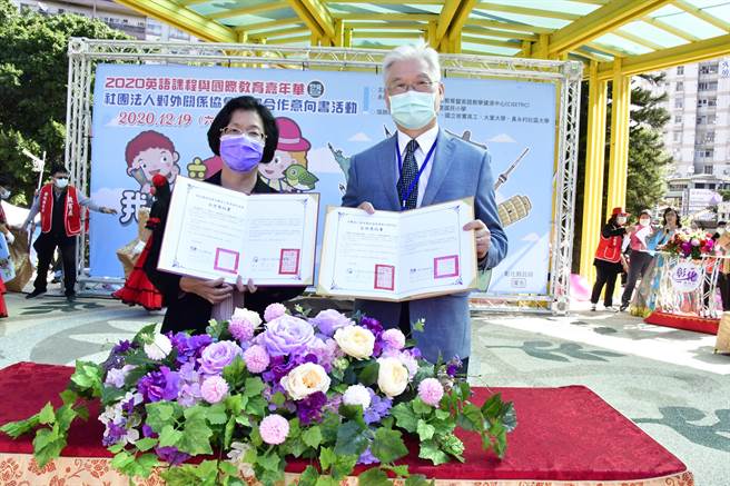 彰化县长王惠美，与「社团法人对外关系协会」签署合作意向书，未来将引入外交大使，与县内青年学子交流，提升彰化学子的国际观，与世界接轨。(吴建辉摄)